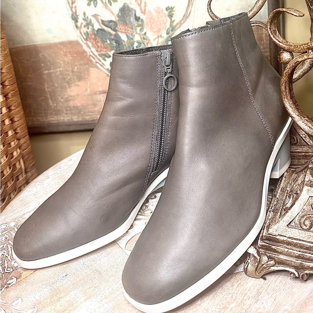 EUC Camper Brooke Leather Ankle Boot in a Taupe-Gray with Blue Heel Size 35